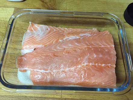 salando el salmón