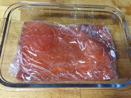 salmon en recipiente